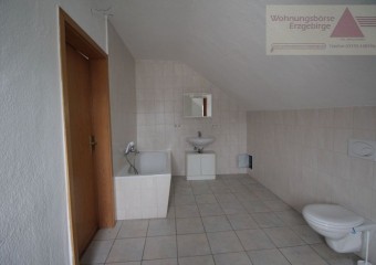 2-Raum-Dachgeschoss-Wohnung in zentraler Lage von Oelsnitz!