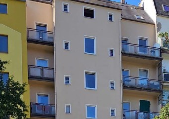 Solide saniertes Wohnhaus mit Balkonen + Stellplätzen